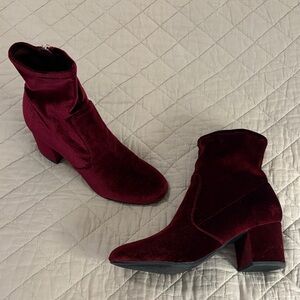 Unisa Kianna Elegant Burgundy Velvet Ankle Boots. Sz 9.